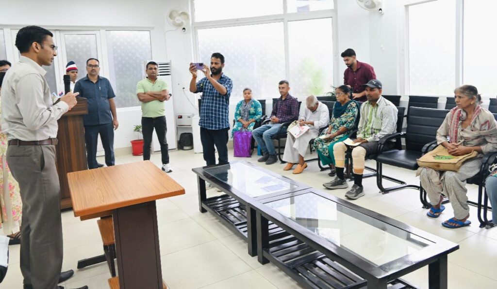 पहल: डीएम सविन बंसल की पहल से असहायों के चेहरे पर लौटी मुस्कान, रायफल फंड से मिली नई जिंदगी… 
