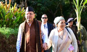 मां के साथ पैतृक गांव पहुंच भावुक हुए सीएम धामी