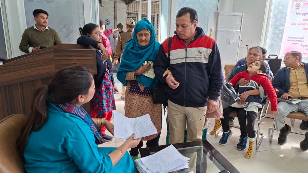 जनता दर्शन में उमड़ी भीड़ः 146 फरियादी पहुंचे समाधान की