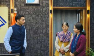 निजी संस्थान में नौकरी मिलने उपरांत माता संग प्रशासन का