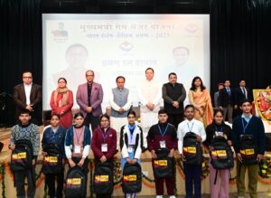 मुख्यमंत्री पुष्कर सिंह धामी ने टॉपर छात्र – छात्राओं के
