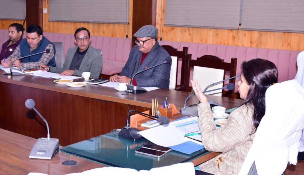 जिलाधिकारी ने चिकित्सा, स्वास्थ्य एवं परिवार कल्याण विभाग की समीक्षा बैठक ली