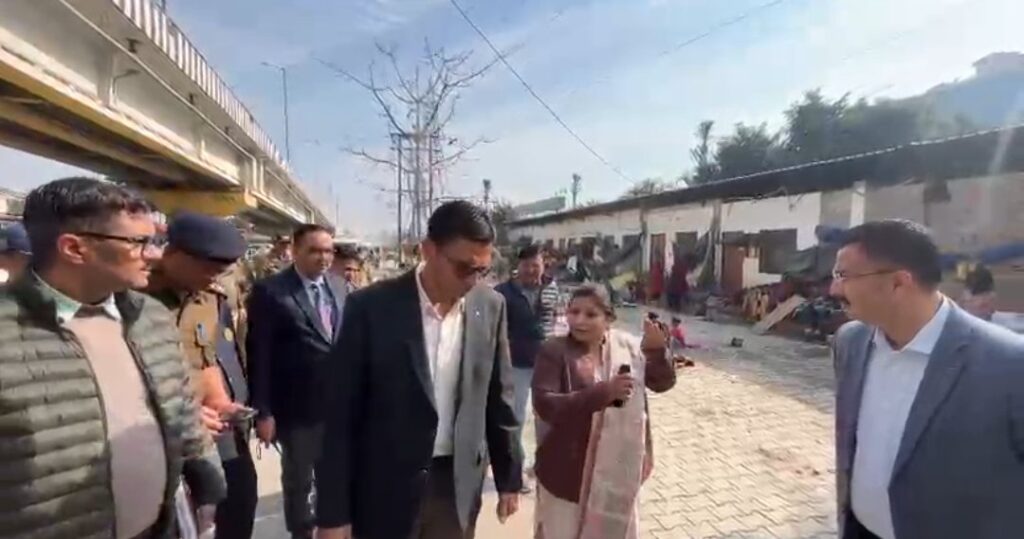 आईएसबीटी निकासी गेट पर बने निर्माण ध्वस्त; चौकी शिफ्ट करने