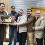 डीएम को उत्कृष्ट सेवा कार्यों के लिए जर्नलिस्ट यूनियन ने