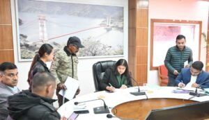 जनता दरबार कार्यक्रम में सीडीओ टिहरी ने सुनी जन समस्याएं