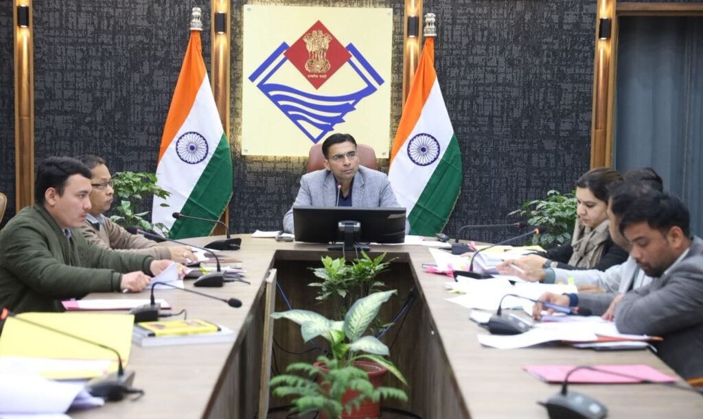 लंबित राजस्व वादों पर डीएम सख्त, एक साल पुराने मामलों