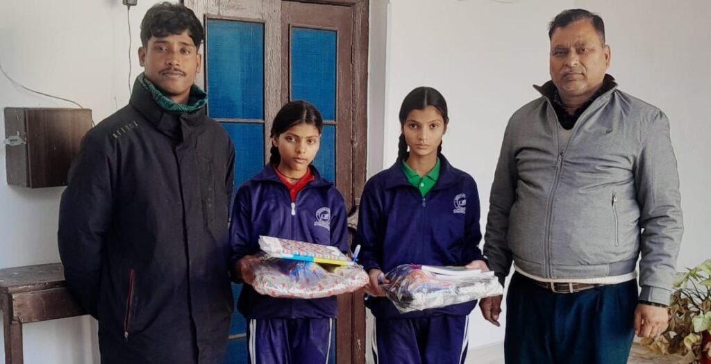 परिस्थितियों से वीरान बचपन को मिली नई उड़ान, सड़क से स्कूल तक पहुँची दो बेटियाँ