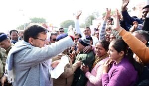 माघ खिचड़ी भोज में शामिल हुए मुख्यमंत्री धामी, खड़ी होली