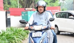 ईंधन बचत का संदेश देने स्कूटी से कैंप कार्यालय पहुंचे मंत्री गणेश जोशी…