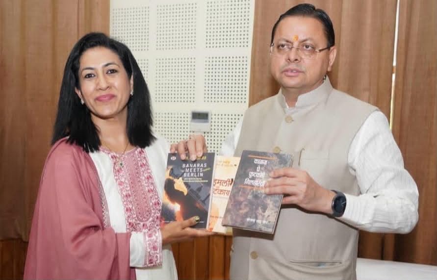सीएम धामी से मिलीं साहित्यकार डॉ. योजना साह जैन, तीन साहित्यिक कृतियां भेंट कीं…