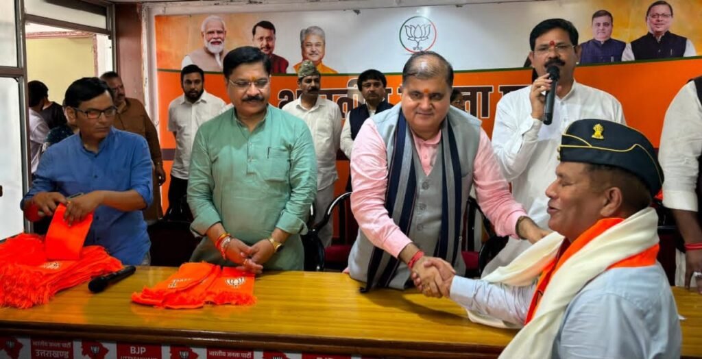 भाजपा में सैकड़ों पूर्व सैन्य अधिकारी और विभिन्न दलों के नेता शामिल, भट्ट बोले- 2027 में जीत की हैट्रिक लगाएगी पार्टी