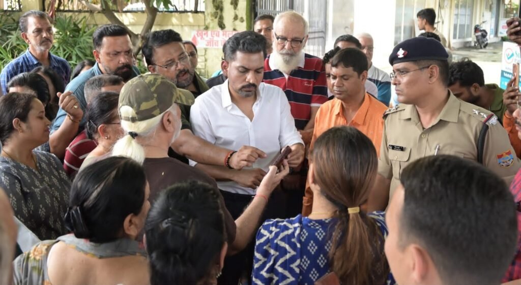 सीमाद्वार में जलभराव पर डीएम सख्त, 24 घंटे में सफाई और डिवाटरिंग के निर्देश.. .