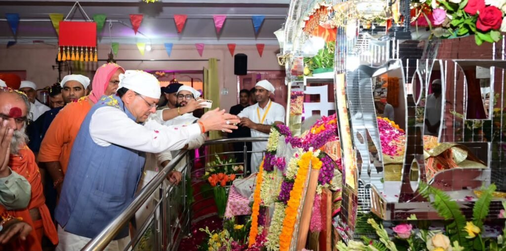 संत समाज का मार्गदर्शन धर्म, संस्कृति और राष्ट्र निर्माण की प्रेरणा : धामी