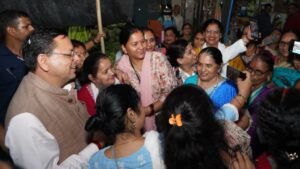 मुख्यमंत्री को अपने बीच पाकर उत्साहित हुए लोग, बच्चों से की बातचीत और जाना हालचाल…