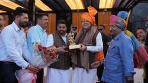 नमो क्रिकेट लीग में धामी ने खिलाड़ियों संग खेला क्रिकेट, दिलाई नशामुक्ति की शपथ…