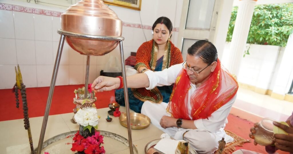 नवरात्रि के प्रथम दिन मुख्यमंत्री धामी ने की मां दुर्गा की पूजा-अर्चना